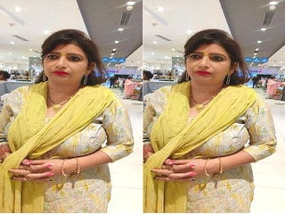 Desi Bhabhi Shows Her Big Boobs